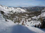 Descente difficile avec vue sur la base