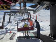 Au niveau des télésièges, le personnel est présent et aide à l’embarquement.