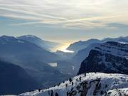 La vue s'étend du sommet jusqu'au lac de Garde.