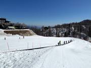 Piste d'entraînement avec tapis roulant à la station supérieure de la télécabine
