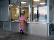 Personnel de caisse accueillant