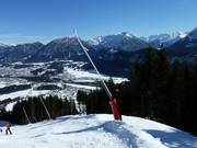 Canons à neige sur la piste de descente vers la vallée