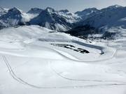Le lac de retenue est bien rempli.