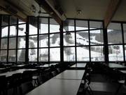 Restaurant self-service avec vue sur les pistes