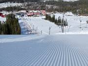Préparation des pistes de première classe dans le domaine skiable de Kläppen