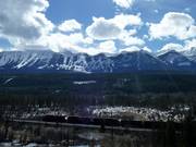 Vue depuis la Highway 1 sur le domaine skiable Kicking Horse