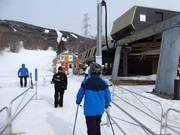 Le personnel sympathique scanne le forfait de ski à l’embarquement.
