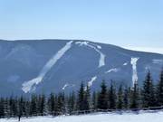 Vue sur les pistes de ski à Pláň et Hromovka