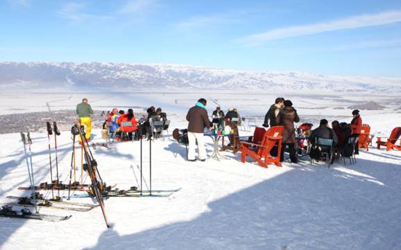 Skier dans le Massif du Tian Shan
