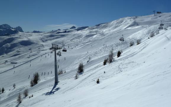 Skier dans l' Alta Pusteria du Tyrol oriental (Osttiroler Hochpustertal)