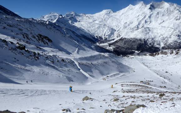 Skier dans la Freie Ferienrepublik Saas-Fee (République libre des vacances de Saas-Fee)