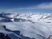 Vue sur les pistes du glacier et Breuil-Cervinia depuis le Petit Cervin