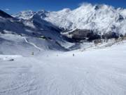 La large piste Weissmies du domaine skiable d'Hohsaas