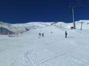 Pistes pour les débutants près des remontées mécaniques, au-dessus de la gare amont de la télécabine