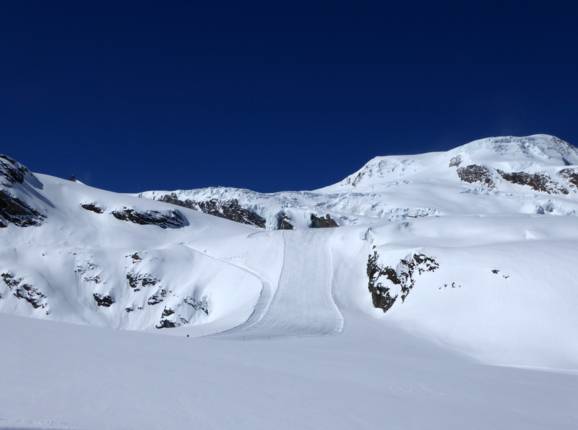 Piste en contrebas de l'imposant glacier de Fee