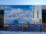 Tableau d'affichage moderne près de la gare aval de Kals