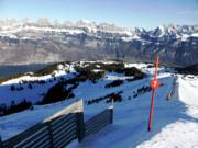 Vue panoramique depuis Prodkamm sur le lac de Walenstadt et le proéminent massif de Kurfürsten