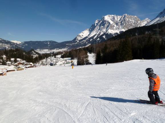 Descente vers la vallée avec vue sur le mont Zugspitze