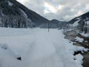 Piste de ski de fond dans la vallée de Defereggen longeant la rivière Schwarzach