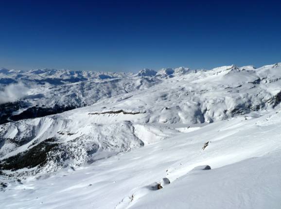Vue sur le domaine skiable de Laax depuis le Cassons