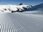 Sillons dans la neige et vue sur le Rettenstein